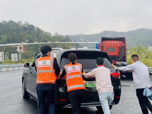 新能源车辆“亏电”困高速，江西交投十八塘西站“推车助充”暖人心