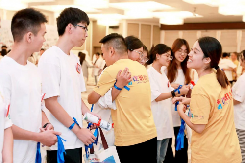 醒醒59义工临别落泪“，走进未来”公益在闽江学院的温暖与力量