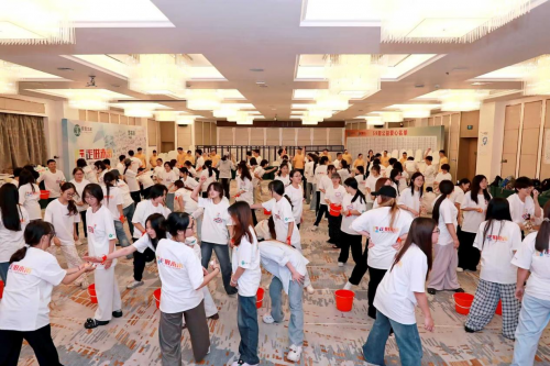 醒醒59义工临别落泪“，走进未来”公益在闽江学院的温暖与力量