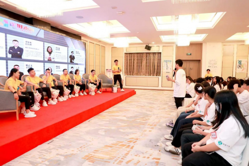 醒醒59义工临别落泪“，走进未来”公益在闽江学院的温暖与力量