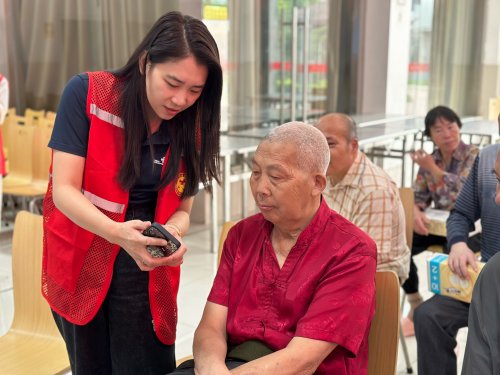 岁岁重阳秋风劲 联通助老暖人心