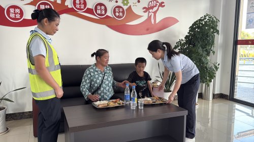 江西交投南康西站：高速口紧急劝阻 暖心守护迷路祖孙平安归家