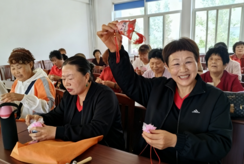 重阳制香囊  指尖传温情
