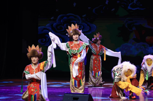 理塘县藏戏团走进杭州师范大学 非遗魅力点亮校园文化夜