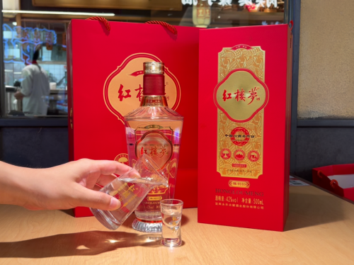 重阳节送长辈浓香白酒指南：7款佳酿选对心意，敬老更暖心