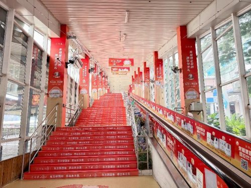 别再只带馅饼啦!老福建人真正的“伴手礼”,是这一瓶经典“国妆” 别再只带馅饼啦!老福建人真正的“伴手礼”,是这一瓶经典“国妆”