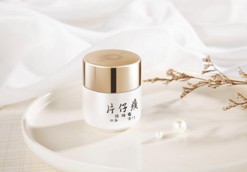 别再只带馅饼啦!老福建人真正的“伴手礼”,是这一瓶经典“国妆” 别再只带馅饼啦!老福建人真正的“伴手礼”,是这一瓶经典“国妆”