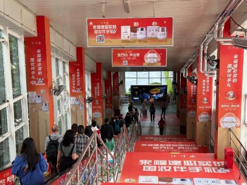 别再只带馅饼啦!老福建人真正的“伴手礼”,是这一瓶经典“国妆” 别再只带馅饼啦!老福建人真正的“伴手礼”,是这一瓶经典“国妆”