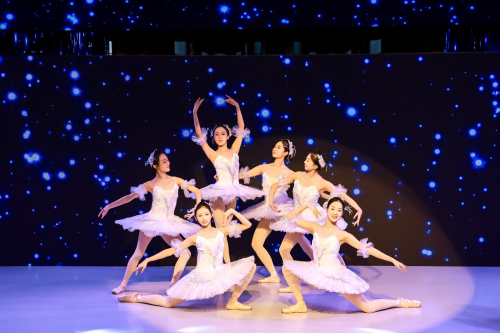 秀场同款即看即买 第三届西安时装周在开元商城盛大启幕 秀场同款即看即买 第三届西安时装周在开元商城盛大启幕