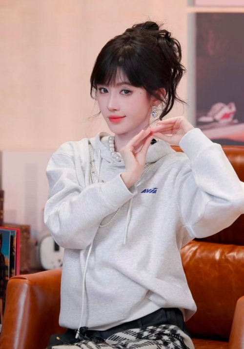 鞠婧祎直播生图引热议！薇瑟拉黄金微针揭秘“零瑕疵肌”的秘密