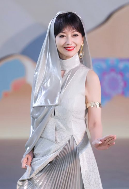 71岁赵雅芝惊艳时光！薇瑟拉黄金微针解锁熟龄抗衰捷径 