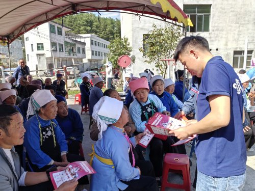 黔南联通惠水县分公司携手雅水村开展“重阳敬老,服务惠民”主题活动 黔南联通惠水县分公司携手雅水村开展“重阳敬老,服务惠民”主题活动