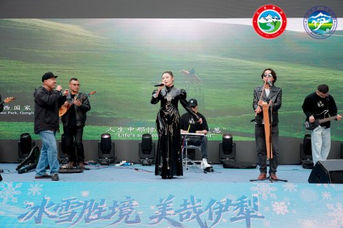 “冰雪胜境 美哉伊犁”2025伊犁冬季文旅推介会走进成都宽窄巷子