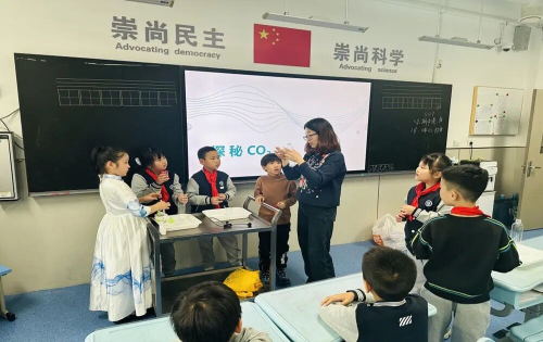 探秘二氧化碳，解锁灭火器原理——山东师范大学附属小学2024级8班向阳中队开展家长进课堂活动