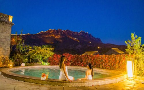 长城下的“古北汤泉季”：古北水镇打造冬季康养新业态