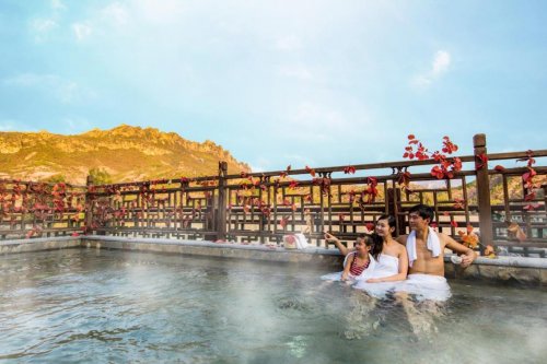 长城下的“古北汤泉季”：古北水镇打造冬季康养新业态