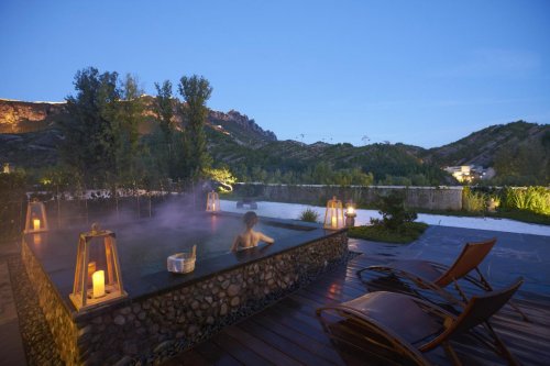 长城下的“古北汤泉季”：古北水镇打造冬季康养新业态