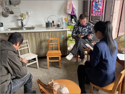 荆门联通服务进乡村 贴心关怀暖民心 ——胡集营业厅开展上门服务，打通数字生活“最后一公里”