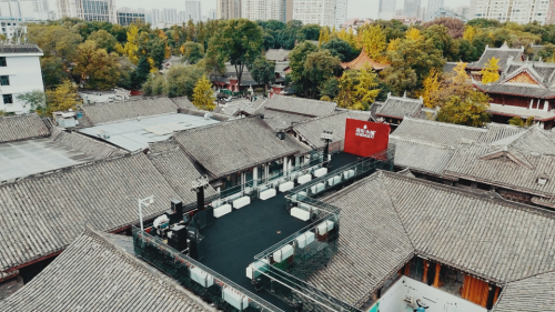 山野茶馆横空出世！荷田水铺联名保时捷开启茶饮5.0时代