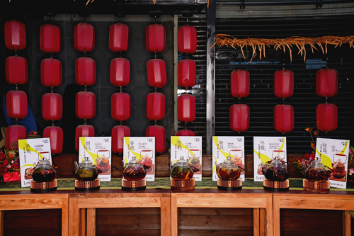 山野茶馆横空出世!荷田水铺联名保时捷开启茶饮5.0时代 山野茶馆横空出世!荷田水铺联名保时捷开启茶饮5.0时代