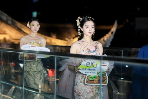 山野茶馆横空出世!荷田水铺联名保时捷开启茶饮5.0时代 山野茶馆横空出世!荷田水铺联名保时捷开启茶饮5.0时代