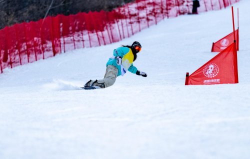 SRA滑雪场联盟2025—2026“冰雪丝路杯”粉雪联赛启幕