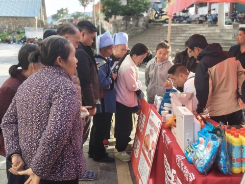 创新联动暖民心 服务到家践初心——黔南联通三都县分公司开展“感恩于心，寄情于行”便民惠民活动