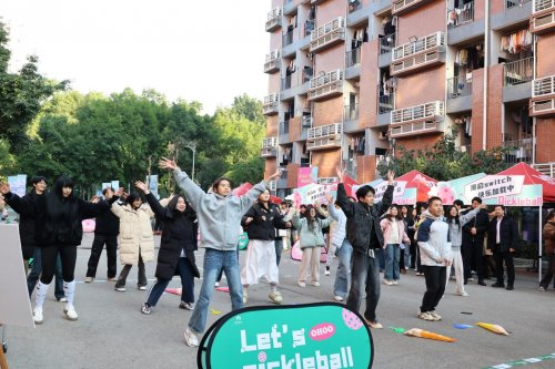 全国冠军助阵!重庆移通学院600师生挥拍,匹克球潮趣运动点燃校园活力!