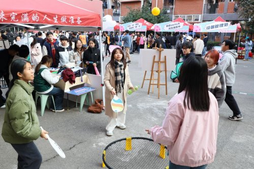 全国冠军助阵!重庆移通学院600师生挥拍,匹克球潮趣运动点燃校园活力!