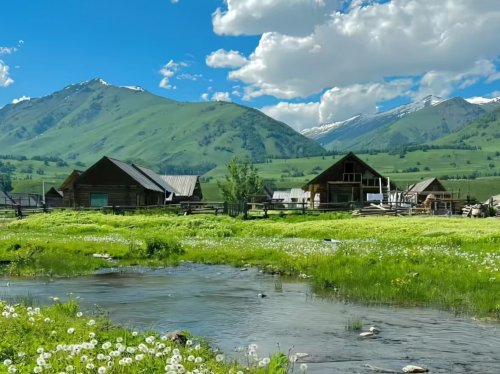 牵起孩子的手：陪他读懂情绪里的小秘密——东方心语