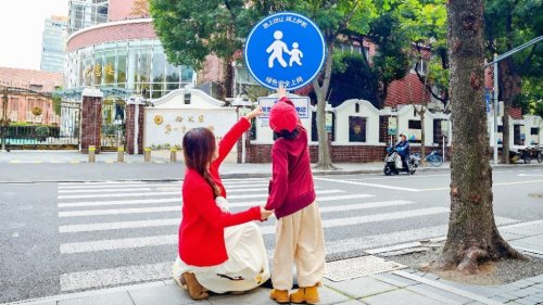 上海电信数字城市指示牌里的，是智惠城市的美好生活图景