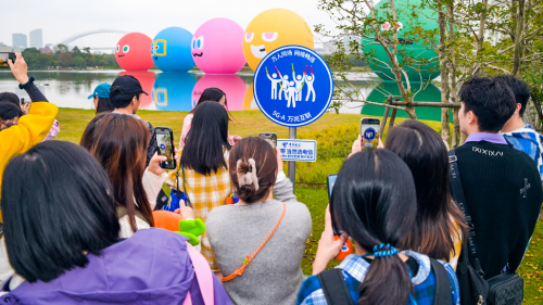 上海电信数字城市指示牌里的，是智惠城市的美好生活图景