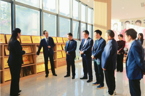 深圳博大教育集团:广东省湖北咸宁商会吴三刚会长一行莅临考察