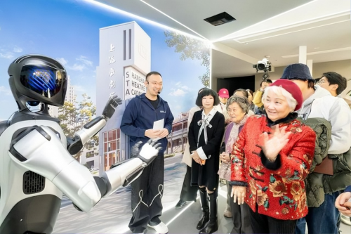 “戏精”上线！彭昱畅打卡上戏80周年，与智元机器人互动萌翻全场-中小企业网