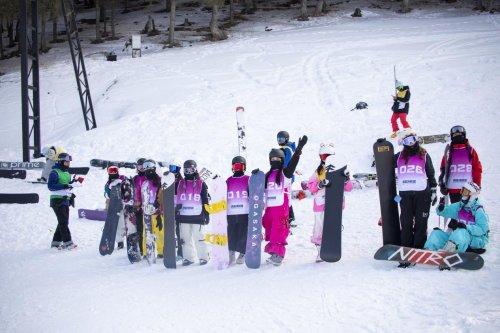 粉雪联赛丝绸之路山地度假区分站赛燃情开赛