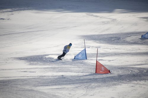 粉雪联赛丝绸之路山地度假区分站赛燃情开赛