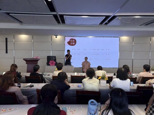 形象“焕”新 自信“职”达