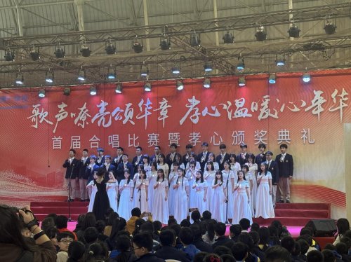 孝心少年捧起奖杯,美视师一学校在平凡日常中打捞闪光的“孝心”