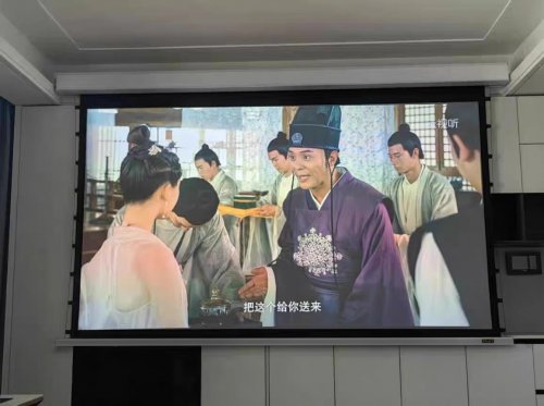 靠谱的电动投影幕布源头厂家如何选择？行业深度解析