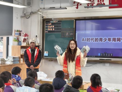 防诈进校园 趣味学安全  ——江苏商贸职业学院“微光润禾·稚梦启航”青年志愿服务队走进沿河桥小学开展主题活动