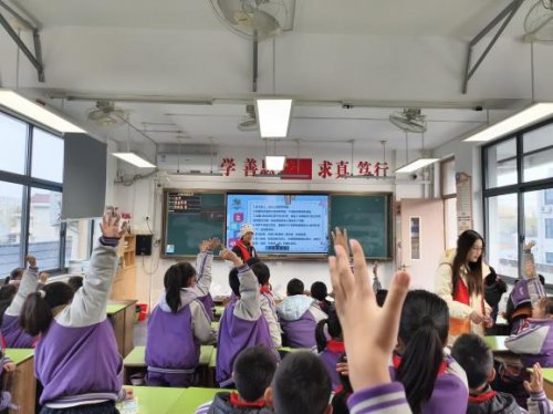 防诈进校园 趣味学安全  ——江苏商贸职业学院“微光润禾·稚梦启航”青年志愿服务队走进沿河桥小学开展主题活动