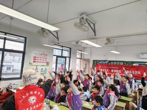 防诈进校园 趣味学安全  ——江苏商贸职业学院“微光润禾·稚梦启航”青年志愿服务队走进沿河桥小学开展主题活动