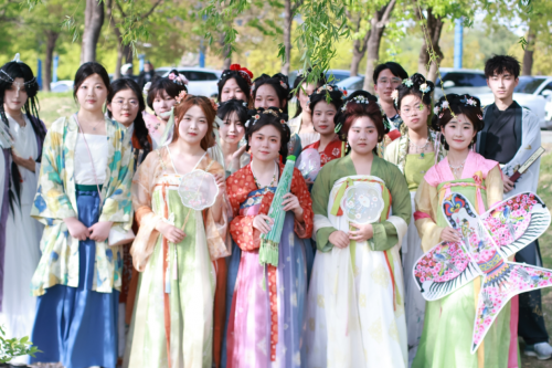 宿迁学院汉服社“簪花绾髻,古韵流芳”