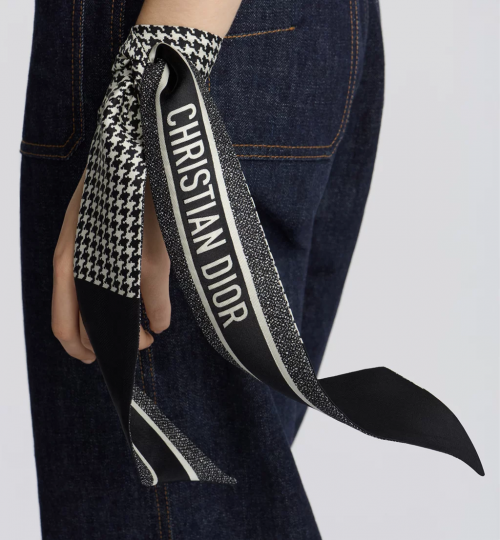 刚确定关系第一个情人节：DIOR丝巾vs小皮具，哪款更能精准传递你的心意？