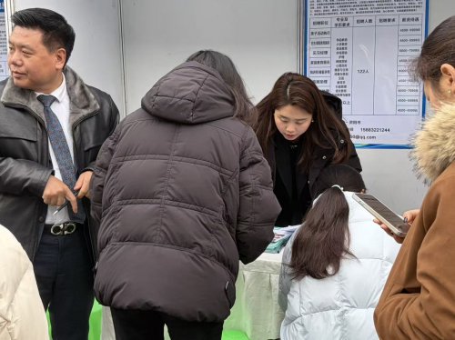 告别海投低效困境！易直聘AI精准匹配重构招聘求职新范式