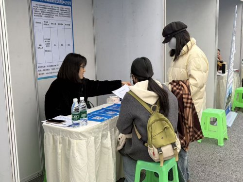 告别海投低效困境！易直聘AI精准匹配重构招聘求职新范式