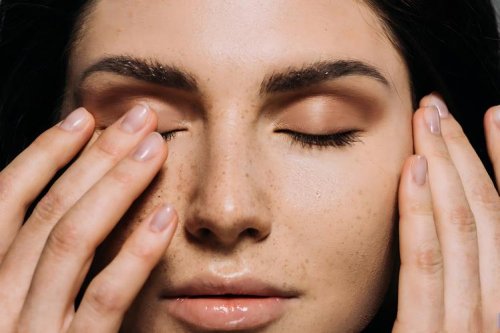 告别“信号中断”：揭秘艳存晓年轻胶原水光套组如何重启肌肤透亮光采 