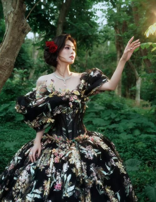 星光大赏白鹿双造型封神 艳存晓年轻胶原水光解锁红毯原生好皮