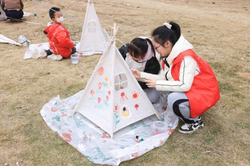 绘帐篷促亲子情 育新苗润社区魂——来龙村帐篷共绘活动书写社区育人新篇