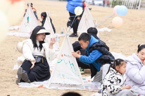 绘帐篷促亲子情 育新苗润社区魂——来龙村帐篷共绘活动书写社区育人新篇